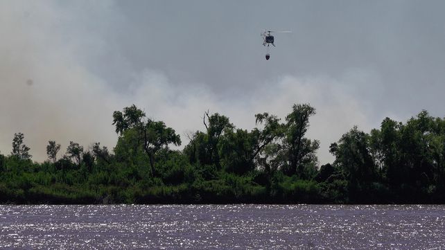 El helicóptero equipado con balde trabaja desde temprano en las islas. Este viernes los focos seguían activos.&nbsp;
