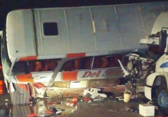 Córdoba: un muerto y 20 heridos por el choque entre un micro y un camión