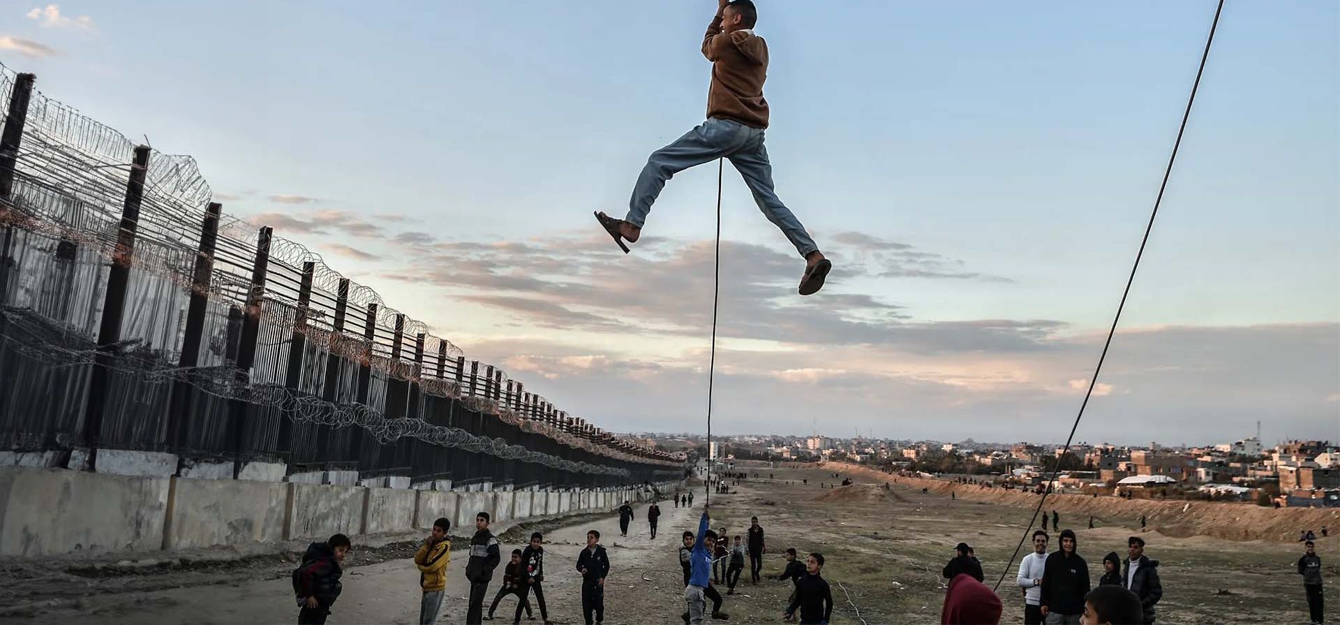 Niños juegan en la zona cercana al muro fronterizo entre Egipto y Gaza, mientras los palestinos que huyeron de los ataques israelíes y se refugiaron en Rafah intentan continuar con su vida cotidiana, Rafah, Gaza. Fotografía: Anadolu/Getty Images Niños juegan en la zona cercana al muro fronterizo entre Egipto y Gaza, mientras los palestinos que huyeron de los ataques israelíes y se refugiaron en Rafah intentan continuar con su vida cotidiana, Rafah, Gaza. Fotografía: Anadolu/Getty Images