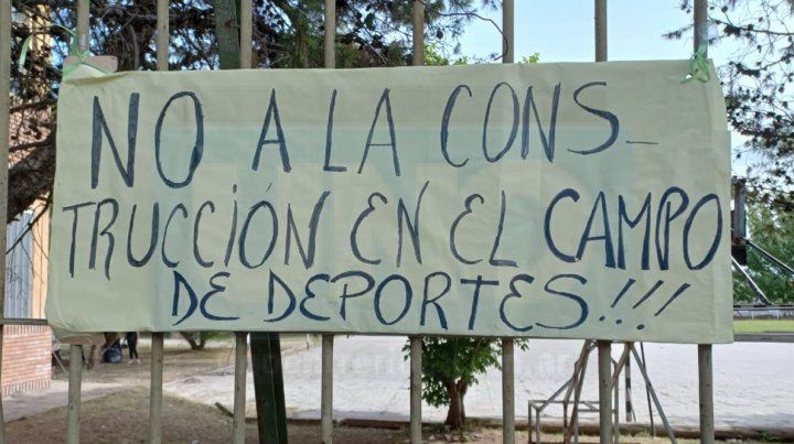 La comunidad de la escuela Urquiza rechazó la construcción de un jardín de infantes en su campo de deportes. 