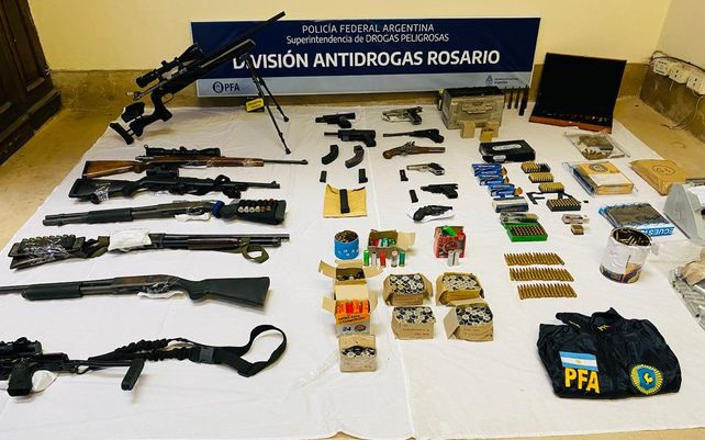 Parte del poderoso arsenal secuestrado a la banda integrada por el hermano de Lucio Maldonado