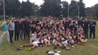 La celebración de los chicos de Estudiantes de Paraná.