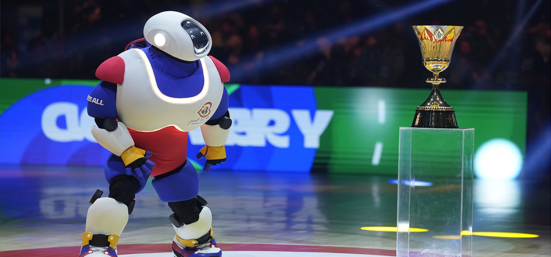 La mascota de la Copa Mundial de Baloncesto FIBA, JIP, observa el trofeo antes del partido de cuartos de final de la Copa Mundial de Baloncesto entre Italia y Estados Unidos en el Mall of Asia Arena en Manila, Filipinas, el martes 5 de septiembre de 2023. (Foto AP/Michael Conroy ) La mascota de la Copa Mundial de Baloncesto FIBA, JIP, observa el trofeo antes del partido de cuartos de final de la Copa Mundial de Baloncesto entre Italia y Estados Unidos en el Mall of Asia Arena en Manila, Filipinas, el martes 5 de septiembre de 2023. (Foto AP/Michael Conroy )