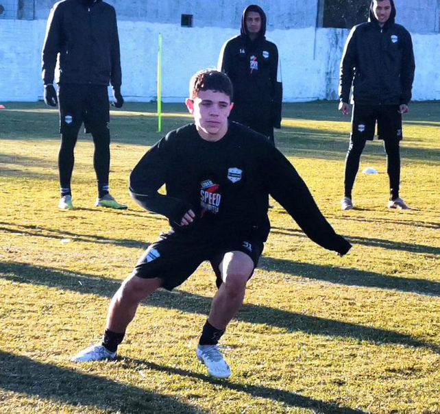 Mateo Apolonio tiene 14 años. Juega en Riestra y será suplente ante Newells en Copa Argentina.