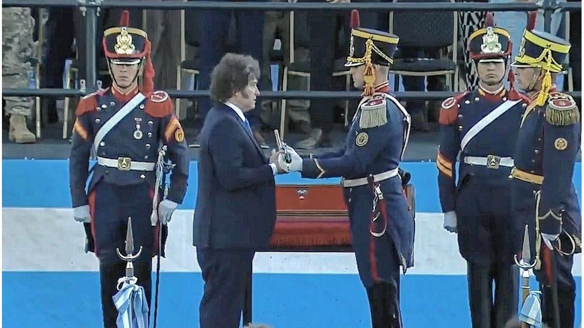 Javier Milei justificó el traslado del sable corvo y apuntó contra los peronistas