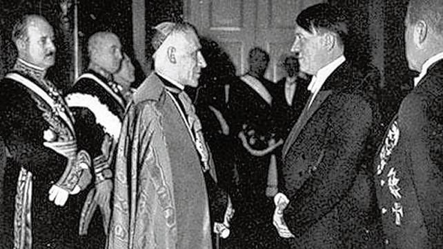 P&iacute;o XII y Hitler. El controvertido Papa se reuni&oacute; con el jerarca nazi.