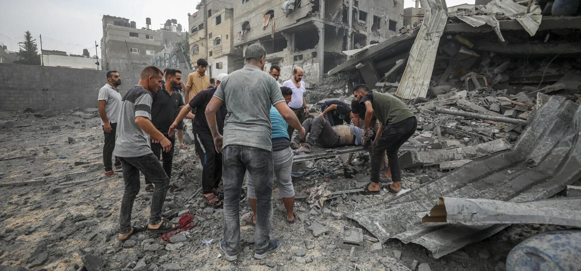 Palestinos evacuan a los heridos en el bombardeo aéreo israelí en Jabaliya, cerca de la ciudad de Gaza, el miércoles 11 de octubre de 2023 (Foto AP/Mohammad Al Masri) Palestinos evacuan a los heridos en el bombardeo aéreo israelí en Jabaliya, cerca de la ciudad de Gaza, el miércoles 11 de octubre de 2023 (Foto AP/Mohammad Al Masri)