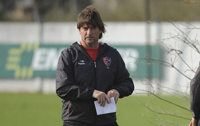 El técnico leproso optó por Martín Tonso para reemplazar a Maxi Rodríguez y a David prefiere no arriesgarlo de entrada en su regreso tras la lesión.