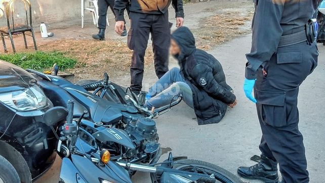 El conductor de la moto fue detenido y se le secuestro una pistola 9mm