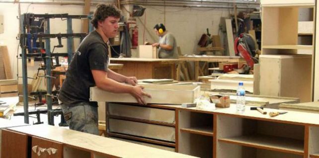 La industria del mueble es uno de los sectores económicos más golpeados por la apertura importadora y la caída del consumo.