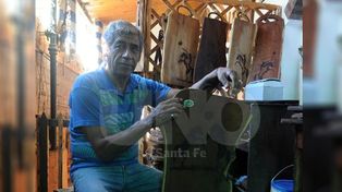 En el trabajo del algarrobo encontró la fortaleza para ganarse la vida
