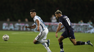 Embajador leproso. El volante de Newell’s, Juan Sforza, se impone al guaraní Iván Leguizamón.&nbsp;