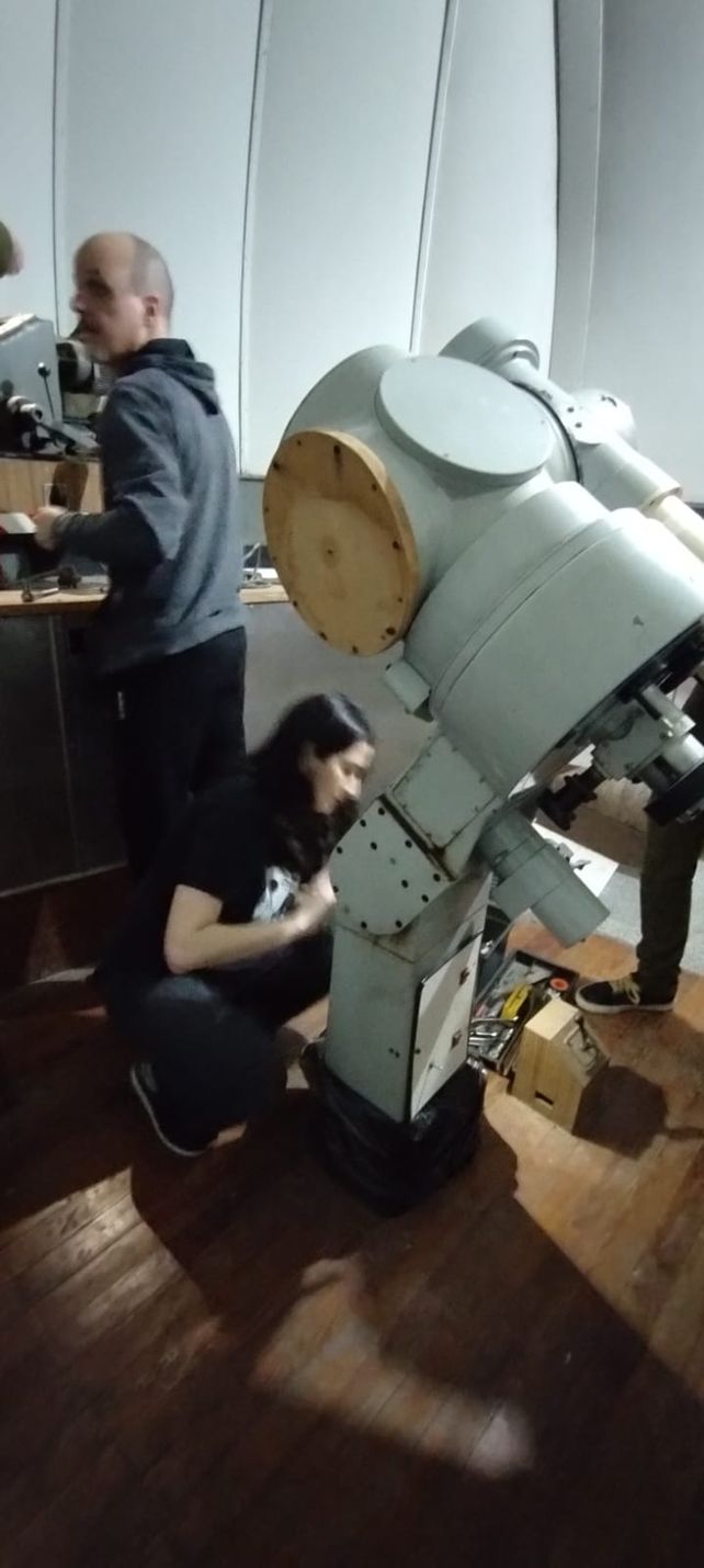 La cara luminosa de la luna: la historia de la recuperación del telescopio de la Biblioteca Vigil