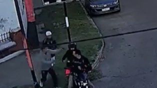 Dos delincuentes le gatillaron para robarle la moto en barrio Tiro Suizo