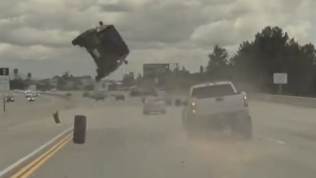 Video: un auto dio una vuelta completa en el aire y cayó parado tras un accidente