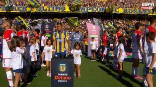 Los jugadores de Central fueron recibidos de espaldas por los de Estudiantes en el pasillo para agasajar al campeón.