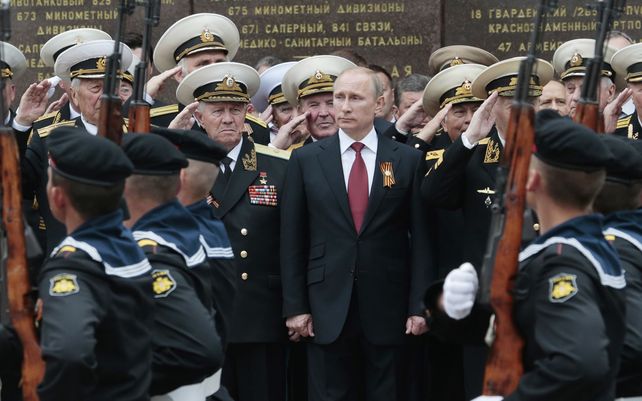 ARCHIVO -&nbsp; Vladimir Putin en un desfile que marca el Día de la Victoria en Sebastopol