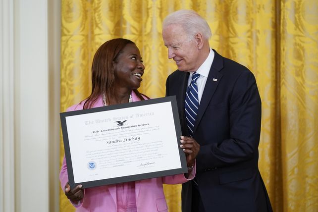 Biden entregó certificados de ciudadanía en un acto en la Casa Blanca.&nbsp;