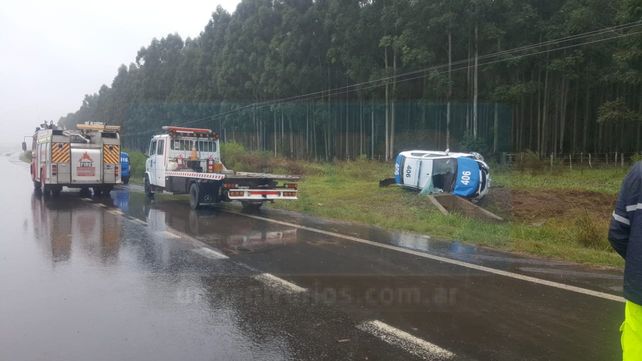 Por el mal estado de la autovía, un móvil policial volcó