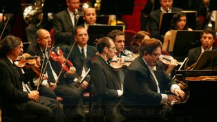Juntos. La Sinfónica y Bruno Gelber, en un recital organizado por la Asociación Mariano Moreno.