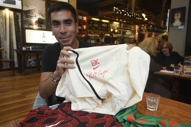 Gastón Gazzaba, de regreso, exhibió su abrigo que lleva al firma de Kipchoge.
