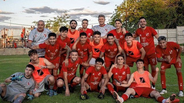 El festejo de los futbolistas de Atlético María Grande en el estadio Pedro Mutio.