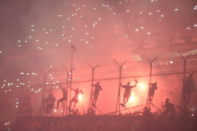 Los hinchas hicieron su ofrenda al equipo.