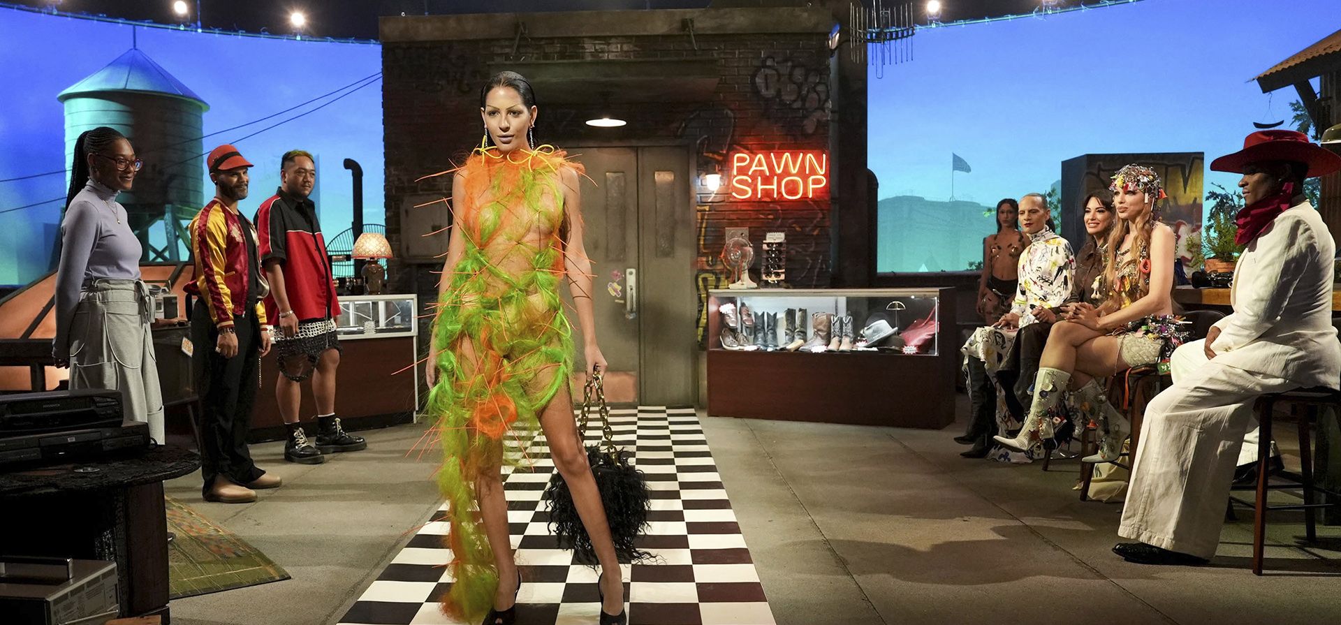 Esta imagen publicada por E! Entertainment muestra a una modelo luciendo un diseño de Theodore Banzon en una escena de la serie de competencia de moda Esta imagen publicada por E! Entertainment muestra a una modelo luciendo un diseño de Theodore Banzon en una escena de la serie de competencia de moda