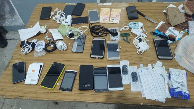 Los agentes descubrieron que llevaba 17 teléfonos celulares