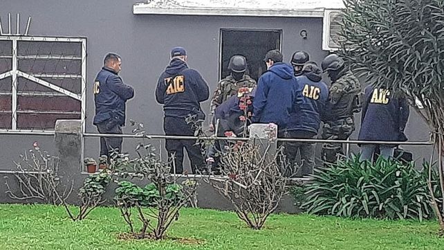 Los policías realizaron tres allanamientos y en uno de ellos se produjo un tiroteo al resistirse el morador