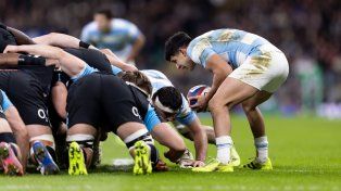 Simón Benítez Cruz mete la pelota en el scrum. El equipo argentino fue de menor a mayor y terminó acorralando a Inglaterra en su propia casa.