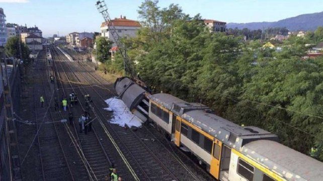 Hay dos argentinos entre los heridos tras descarrilar un tren en España