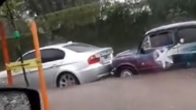 Un Fiat 600 le ganó la batalla a la lluvia y sacó del agua a un BMW