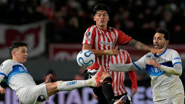Estudiantes y Universidad Católica igualaron 1 a 1 en La Plata y hoy definen en Santiago. El que pase podría ser rival de Central.