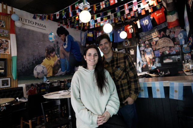Emilia Neme y Martín Villafañe son los creadores de este bar en homenaje a Diego Armando Maradona.