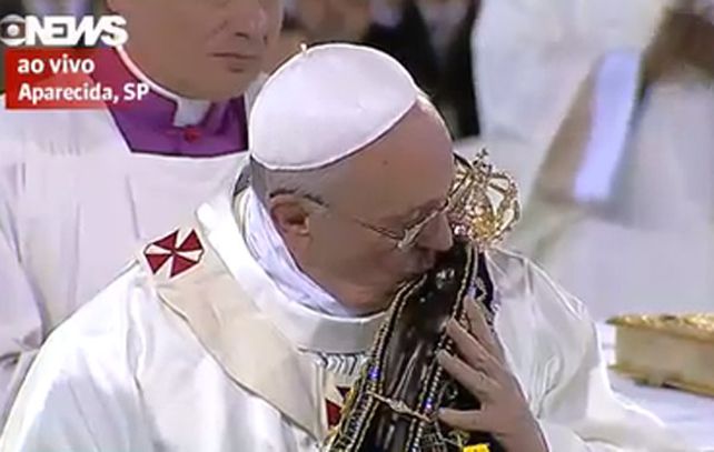 Francisco encabeza una liturgia para 15.000 personas dentro de la basílica.