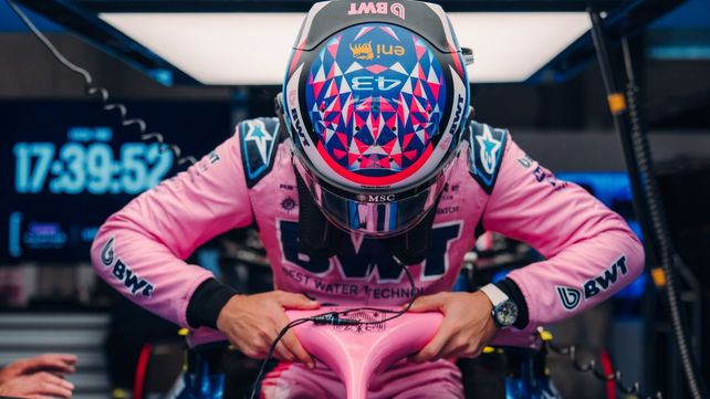 La nueva pilcha toda rosa de Franco Colapinto, por la bebida BWT austríaca, principal sponsor del equipo Alpine de Fórmula 1.