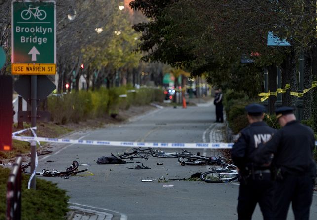 La zona. Una camioneta atropelló a ciclistas y peatones en una bicisenda en Nueva York.