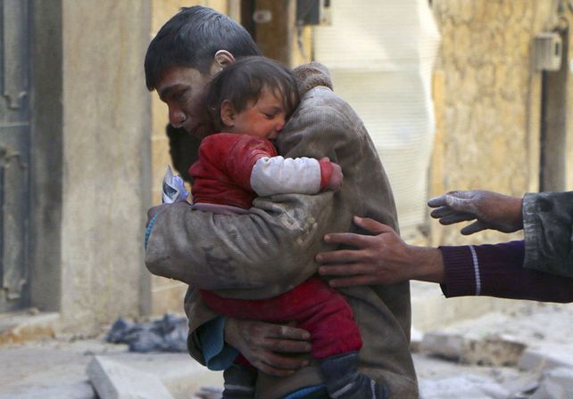 Un adolescente abraza a su pequeña hermana