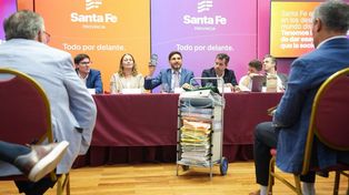 El gobernador Maximiliano Pullaro bajó línea a sus ministros y funcionarios en la reunión de gabinete ampliado realizada en Rosario.&nbsp; 