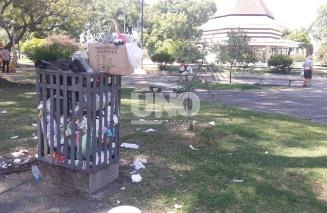 La basura acumulada se&nbsp;convirtió en una postal indeseada de los usuarios y vecinos.&nbsp;