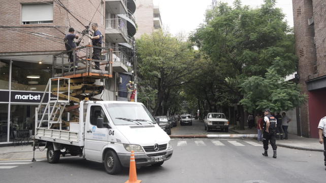 Personal de mantenimiento trabaja en barrio Martin tras la caída de un columna del tendido de la línea K