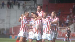 Unión levantó vuelo con un sufrido triunfo ante Huracán en el 15 de Abril
