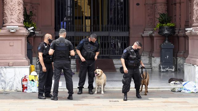 Efectivos y perros adiestrados de la Policía Federal trabajaron en la Casa Rosada.&nbsp;