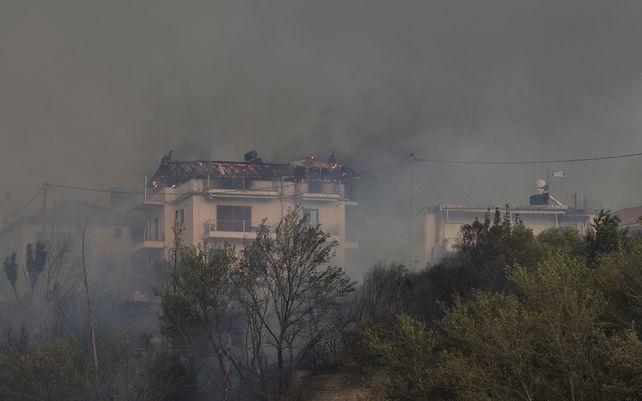 Grecia batalla contra los incendios a las puertas de Atenas
