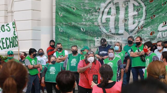 Trabajadores de ATE protestaron frente a la Casa de Giobierno por mejoras salariales