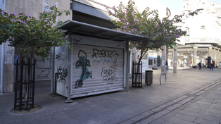 La peatonal Córdoba lucía con poco movimiento en las primeras horas de este feriado, pero la mayoría de los negocios fueron abriendo.&nbsp; 