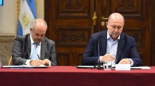 El gobernador Omar Perotti y el titular de la Unidad de Información Financiera (UIF), Juan Carlos Otero, durante la firma del convenio en la sede local de Gobernación.