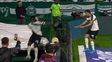 Festejó su gol, cayó en un pozo y el VAR lo anuló: la insólita secuencia en el fútbol brasileño