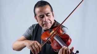El santiagueño Néstor Garnica lleva su violín y todo su folklore a Central Córdoba.